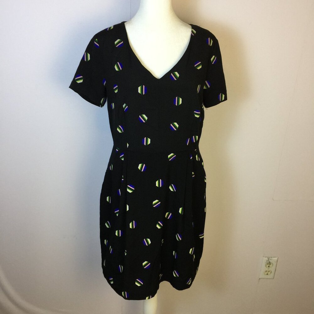 1. State Sheath Dress Size 6 Womans Black Geo Short Sleeve V-neck Pleated Pocket